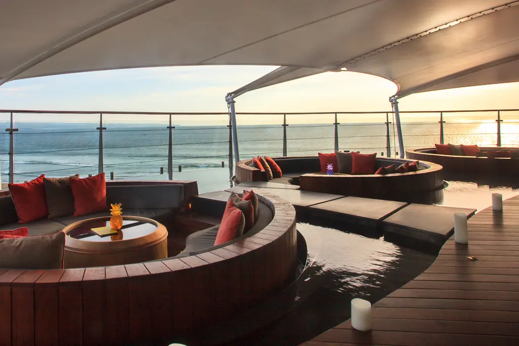 Double-Six Luxury Hotel image 2