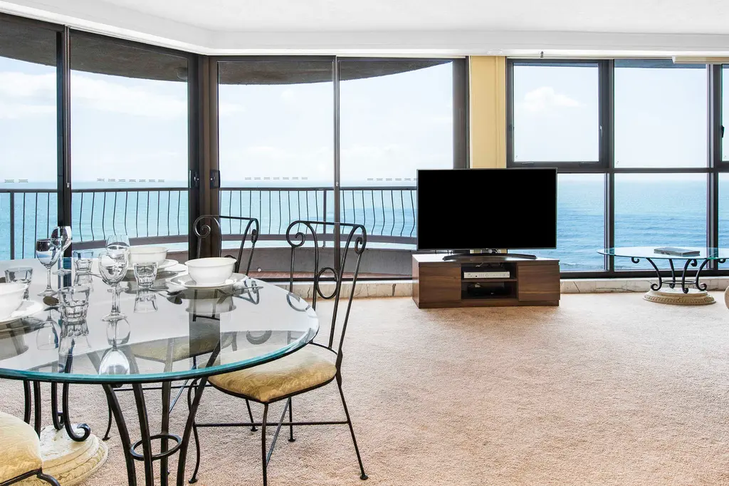 BreakFree Acapulco Surfers Paradise image 4